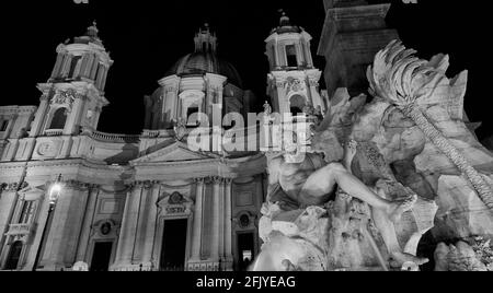 Piazza Navona Platz Brunnen der vier Wasserfälle und St. Agnes Kirche schöne barocke Denkmäler beleuchtet, errichtet im 17. Jahrhundert (schwarz und W Stockfoto