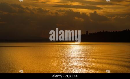 Goldenes Abendlicht über dem Trasimenischen See und der Isola Maggiore (Großinsel) in Umbrien Stockfoto