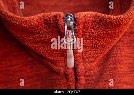 Reißverschluss Nahaufnahme Makro auf roten Kleidung Hintergrund Stockfoto