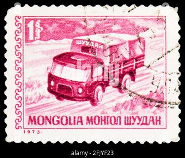 MOSKAU, RUSSLAND - 27. SEPTEMBER 2019: Die in der Mongolei gedruckte Briefmarke zeigt Truck, Post Services Serie, um 1973 Stockfoto