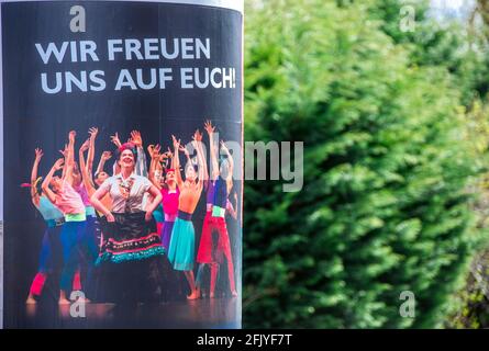 25. April 2021, Mecklenburg-Vorpommern, Schwerin: Ein Plakat mit der Aufschrift 'Wir freuen uns auf Sie' hängt an einer Werbesäule und wirbt für geplante Aufführungen des Mecklenburger Landestheaters. Foto: Jens Büttner/dpa-Zentralbild/ZB Stockfoto