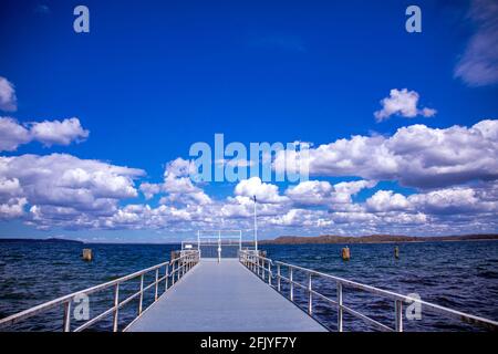 25. April 2021, Mecklenburg-Vorpommern, Schwerin: Hinter dem geschlossenen Steg im Landkreis Zippendorf treiben Wolken über den Schweriner See. Das Wetter in Norddeutschland ist kalt, aber sonnig. Foto: Jens Büttner/dpa-Zentralbild/dpa Stockfoto