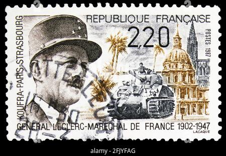 MOSKAU, RUSSLAND - 27. SEPTEMBER 2019: In Frankreich gedruckte Briefmarke zeigt General Leclerc (1902-1947) - Paris-Strasbourg-Kufra, berühmte Volksserie, Stockfoto