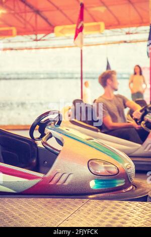 Bunte elektrische Stoßstange Auto in autodrom, Oktoberfest Stockfoto