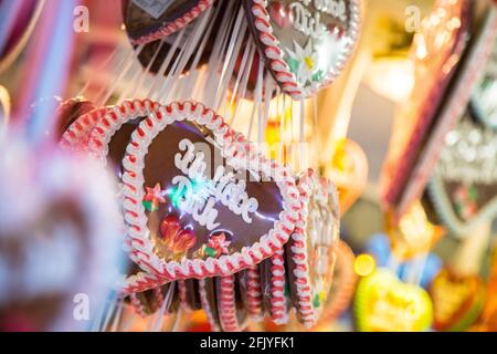 Ingwerbrotherz mit „Ich liebe dich“-Schriftzug Stockfoto