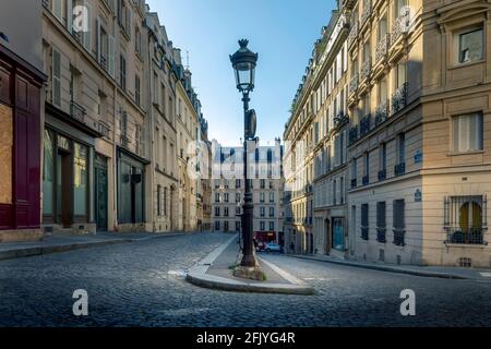 Paris, Frankreich - 26. April 2021: Eine typische Kopfsteinpflasterstraße in Paris Stockfoto