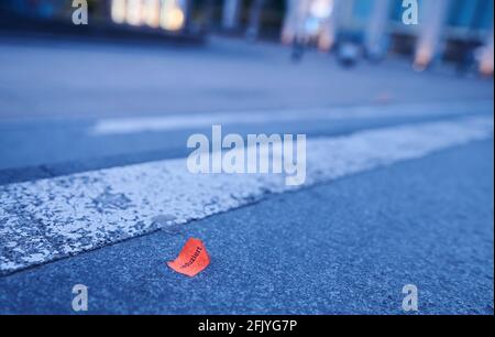 Berlin, Deutschland. April 2021. „reduziert“ steht auf einem Produktaufkleber am Alexanderplatz. Quelle: Annette Riedl/dpa/Alamy Live News Stockfoto