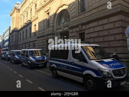 Braunschweig, Deutschland. April 2021. Vor dem Landgericht in Braunschweig stehen mehrere Polizeiautos. Dort begann heute ein Totschlag gegen vier Familienmitglieder aus Wolfsburg. Die Angeklagten hätten im September 2020 den Schwiegersohn der Schwester eines der Angeklagten angegriffen. Nach Angaben der Staatsanwaltschaft schlugen unter anderem alle vier Angeklagten mit einer massiven Stahlkette auf den Kopf des Opfers. Der Hintergrund soll ein jahrelanger Familienstreit sein. Quelle: Christian Brahmann/dpa/Alamy Live News Stockfoto