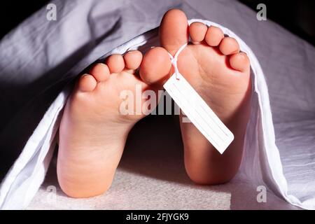 Covid19 Opfer im Leichenschauhaus. Toter Körper, Leiche mit weißer Decke bedeckt. Stockfoto