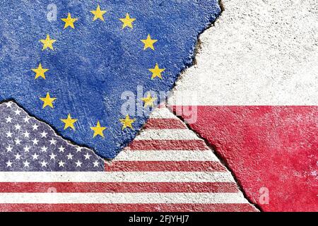 Flaggen der USA, der EU und Polens auf der gerissenen Grunge-Wand Stockfoto
