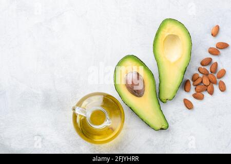Avocado, Mandeln und Olivenöl. Reich an Vitamin E und gesunden Fetten Produkte für Kosmetik und Essen, Draufsicht, Copy Space Stockfoto