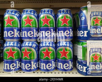 Alkoholfreie Version von Heineken Aluminium Dose 0.0 Bier im Regal im Supermarkt in Chiang Mai - THAILAND, 20. April 2021 Stockfoto