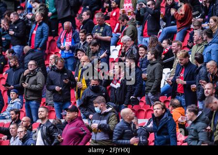 AMSTERDAM, NIEDERLANDE - 25. APRIL: Unterstützer von Ajax während des niederländischen Eredivisie-Spiels zwischen Ajax und AZ in der Johan Cruijff Arena am 25. April 2021 i Stockfoto