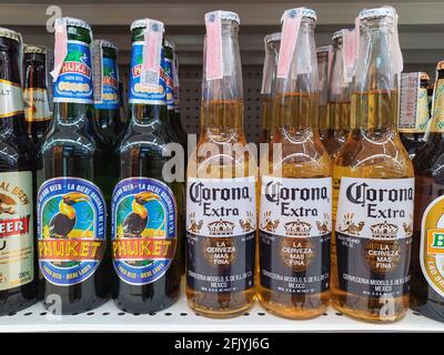 Corona extra Bier und Phuket Bier im Supermarkt in Chiang Mai - THAILAND, 20. April 2021. Stockfoto