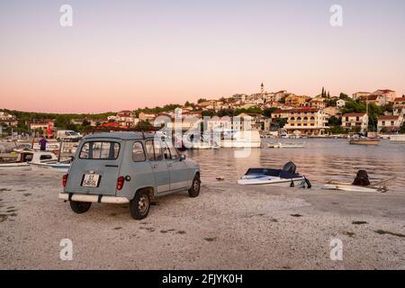 Oldtimer in kleinen Hafen der mediterranen Stadt Seget Donji in der Nähe der Stadt Trogir, Kroatien geparkt Stockfoto