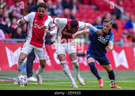 AMSTERDAM, NIEDERLANDE - 25. APRIL: Devyne Rensch von Ajax, Sebastien Haller von Ajax, Jesper Karlsson von AZ während des niederländischen Eredivisie-Spiels zwischen AJ Stockfoto