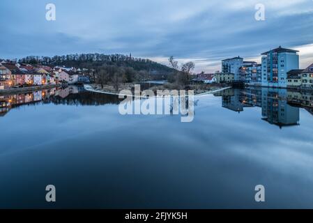 Brücke und Blick auf die Stadt mit dem Schloss der Stadt Burglengenfeld und die Naab in der Oberpfalz in der Dämmerung zur blauen Stunde Abend während Stockfoto