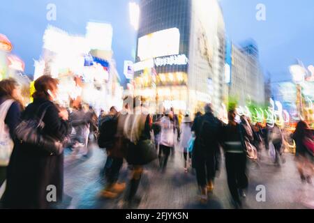 Tokio, Japan - 11. Dezember 2015: Abstraktes Bild der Pendler am Shibuya Crossing in Tokio, Japan. Stockfoto