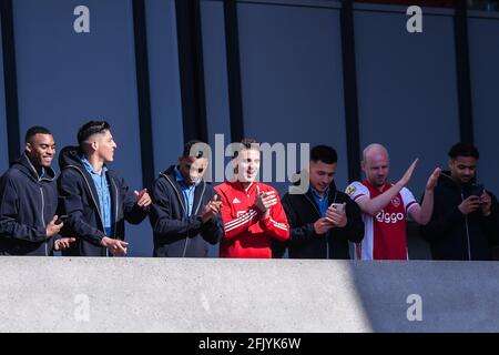 AMSTERDAM, NIEDERLANDE - APRIL 25: Ryan Gravenberch von Ajax, Edson Alvarez von Ajax, Jurrien Timber von Ajax, Dusan Tadic von Ajax, Lisandro Martinez von Stockfoto