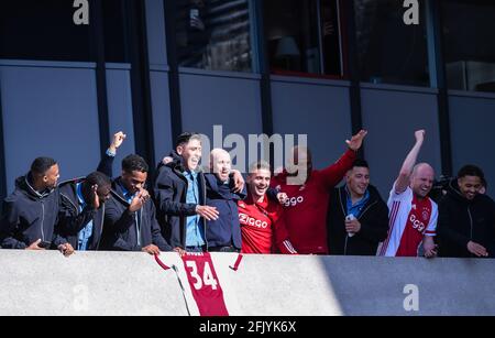 AMSTERDAM, NIEDERLANDE - APRIL 25: Ryan Gravenberch von Ajax, Brian Brobbey von Ajax, Jurrien Timber von Ajax, Edson Alvarez von Ajax, Trainer Erik ten Hag Stockfoto