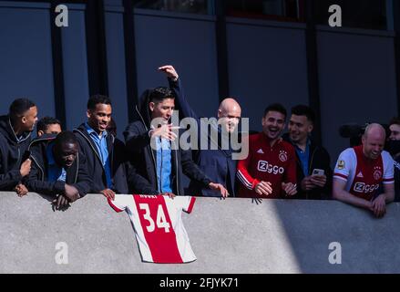 AMSTERDAM, NIEDERLANDE - APRIL 25: Ryan Gravenberch von Ajax, Assistenztrainer Michael Reiziger von Ajax, Brian Brobbey von Ajax, Jurrien Timber von Ajax Stockfoto