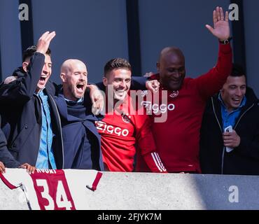 AMSTERDAM, NIEDERLANDE - APRIL 25: Edson Alvarez von Ajax, Trainer Erik ten Hag von Ajax, Dusan Tadic von Ajax, Assistant Trainer Winston Bogarde von Ajax, Stockfoto