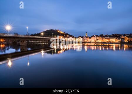 Brücke und Blick auf die Stadt mit dem Schloss der Stadt Burglengenfeld und die Naab in der Oberpfalz in der Dämmerung zur blauen Stunde Abend während Stockfoto