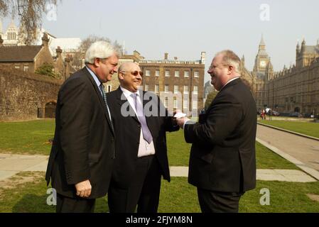 Mal Sheldon Führer des Labour Council in Melton Mobray, der zur Konservativen Partei abscheidet mit Stephen O'Brien und Eric Pickles M.P.s von den Konservativen. PIC David Sandison Stockfoto