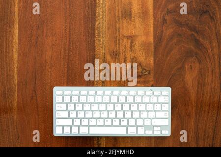 Kabellose Tastatur auf Holztisch. Stockfoto