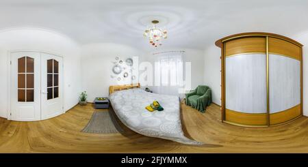360 Grad Panorama Ansicht von MINSK, WEISSRUSSLAND - MÄRZ 2020: Volle sphärische 360 Grad hdri nahtloses Panorama in äquirectangulan Projektion, Panorama im Innenraum Schlafzimmer in modern f
