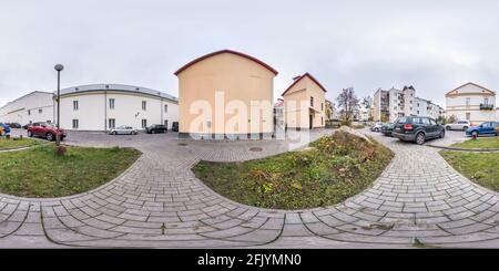 360 Grad Panorama Ansicht von GRODNO, WEISSRUSSLAND - NOVEMBER 2020: Full seamless spherical hdri Panorama 360 Grad Winkel in der Nähe von alten Häusern in der Stadt bystreet in der Nähe des Parkplatzes in equivrectang