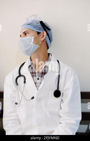 Vertikale Aufnahme eines jungen indischen männlichen Arztes in einem Medizinische Maske Stockfoto