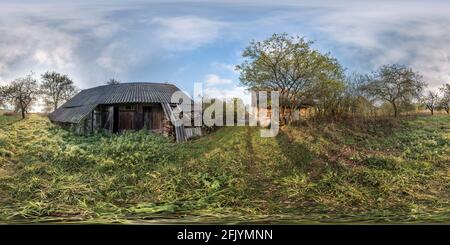 360 Grad Panorama Ansicht von Voll nahtlose sphärische hdri Panorama 360 Grad-Winkel-Ansicht in der Nähe verlassenen überwuchert Scheune und Holzhaus mit Büschen im Dorf in equirectangulant