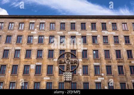 Das Gebäude Q 30 der Bayer AG mit Bayer-Kreuz an der Fassade, Kaiser-Wilhelm-Allee, Architekt Emil Fahrenkamp, Leverkusen, Nordrhein-Westfalen, Deutsch Stockfoto