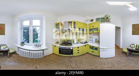 360 Grad Panorama Ansicht von MINSK, WEISSRUSSLAND - JUNI 2020: Full seamless spherical hdri Panorama 360 Grad-Winkel-Ansicht in der Innenküche in modernen Wohnungen in equirectangu