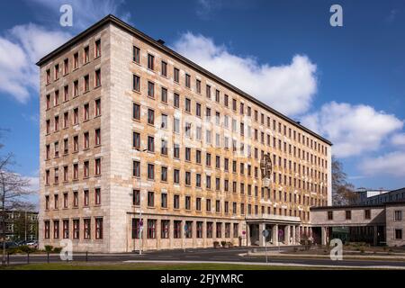 Das Gebäude Q 30 der Bayer AG mit Bayer-Kreuz an der Fassade, Kaiser-Wilhelm-Allee, Architekt Emil Fahrenkamp, Leverkusen, Nordrhein-Westfalen, Deutsch Stockfoto