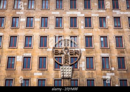 Das Gebäude Q 30 der Bayer AG mit Bayer-Kreuz an der Fassade, Kaiser-Wilhelm-Allee, Architekt Emil Fahrenkamp, Leverkusen, Nordrhein-Westfalen, Deutsch Stockfoto