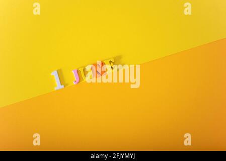 Juni. Gelber Hintergrund Trend des Jahres 2021. 1. Juni, Internationaler Kindertag. Kalenderkonzept. Stockfoto