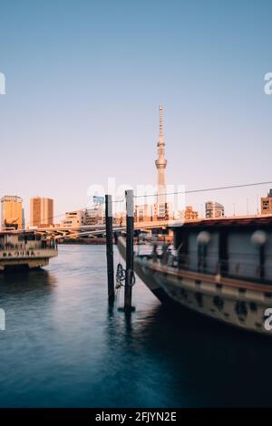 Tokio, Japan - 12. Dezember 2015: Tokyo Skytree und Sumida River, Tokio, Japan. Tokyo Skytree ist mit 634 m der höchste freistehende Sendeturm Stockfoto