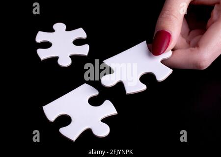 Mädchen hält in der Hand ein Puzzle. Geschäftslösungen, Erfolg und Strategie. Stockfoto