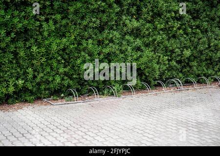 Öffentliche Parkplätze für Fahrräder in einem Park in Italien isoliert Stockfoto