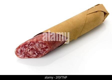 Italienische Landsalami, ganze Wurst geschnitten und in Metzgerpapier auf weiß isoliert eingewickelt Stockfoto