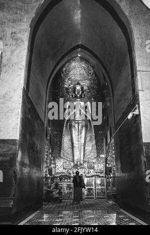 Besucher Beten Im Ananda Tempel, Bagan, Mandalay Region, Myanmar.