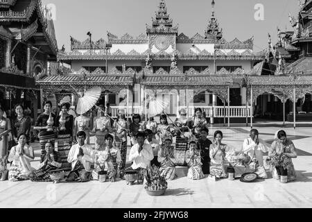 Eine Familie betet bei EINER Noviziation/Shinbyu Zeremonie in der Shwedagon Pagode, Yangon, Myanmar. Stockfoto