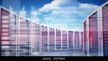 Zusammensetzung der Datenverarbeitung über Computerserver mit Cloud-on Blauer Himmel Stockfoto