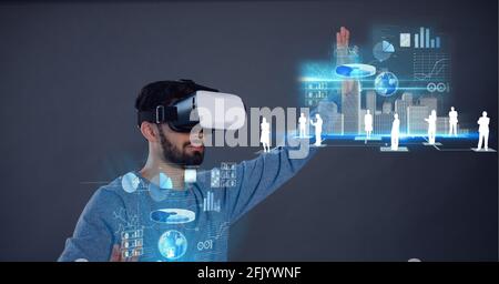 Zusammensetzung der Datenverarbeitung und Personensymbole über dem Tragen des Mannes vr-Headset berühren den Bildschirm Stockfoto