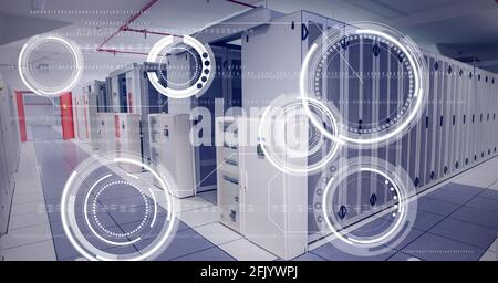 Zusammensetzung der Scopes und Datenverarbeitung über Computerserver Stockfoto