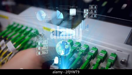 Zusammensetzung der Datenverarbeitung und Globus über Nahaufnahme von Kabel und Computerserver Stockfoto