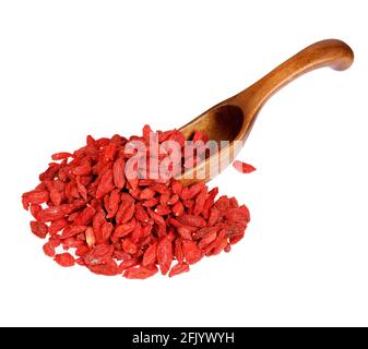 Getrocknete Goji-Beeren im Holzlöffel, isoliert auf weißem Hintergrund. Stockfoto