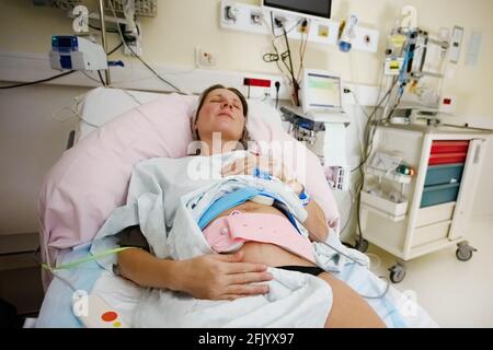 Schwangerin im Krankenhaus in schmerzhafter Wehen Stockfoto